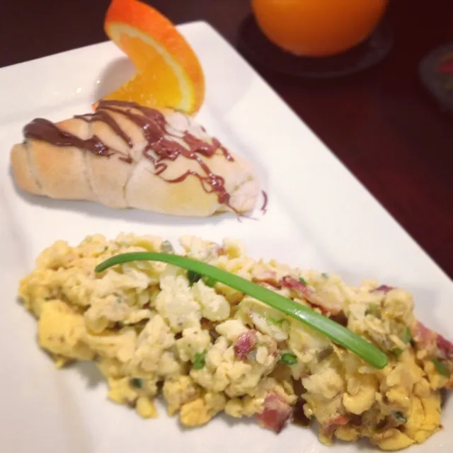 Jalapeño, cheddar, bacon scrambled eggs with green onions and a hint of cilantro and a dark chocolate filled croissant drizzled with warm Nutella.|Brian Churchillさん