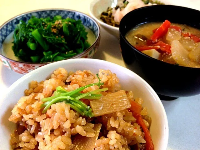 Snapdishの料理写真:かやくご飯と粕汁の朝食|sasaちゃんこ😎さん