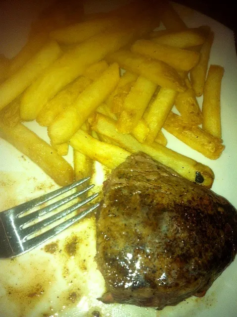 Well done steak with fries and ketchup|hannahさん