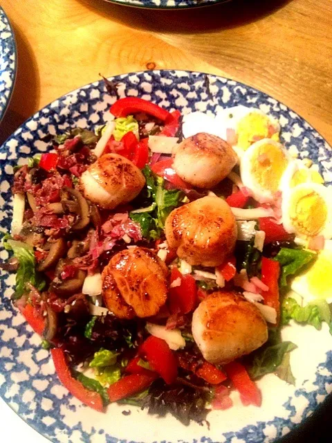 Seared scallops over greens and sautéd pancetta and mushrooms. With my Dijon vinaigrette.|amyさん