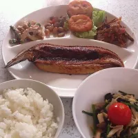 Snapdishの料理写真:今日のお昼はお弁当の残りとさんまときのこサラダ♪メインは手作りスマイルポテト(笑)|nodameさん