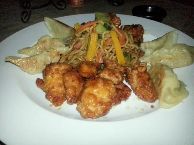 orange chicken, goza, chow main|Candace Ericksonさん