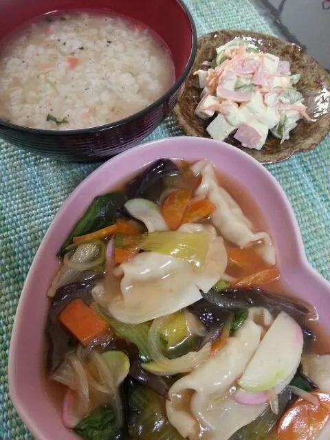 鮭雑炊 餃子とチンゲン菜の炒め煮 昨日のはんぺんサラダ|野崎恵理さん