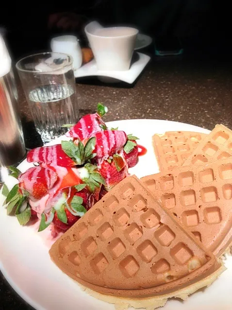 Coffee Alley - Waffles with strawberry ice-cream and custard|sweeettooothさん