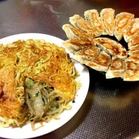 Snapdishの料理写真:梅蘭風焼きそばと餃子|きのこさん