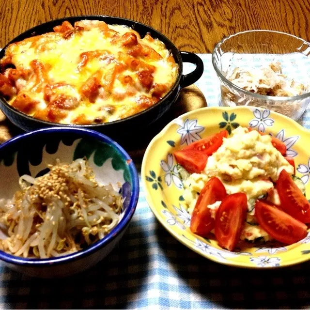 鶏のトマトソース煮チーズ焼き・オニオンスライス・ポテトサラダ・モヤシのナムル|美也子さん