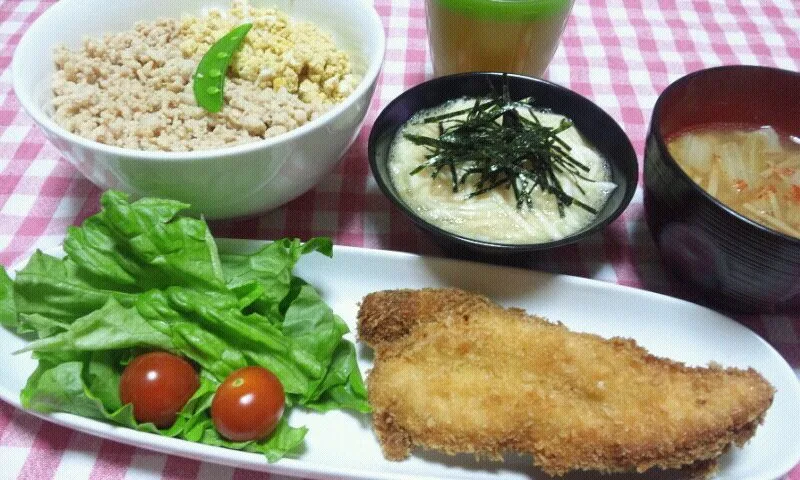 2色そぼろ丼、ささみフライ、グリーンリーフ、プチトマト、長芋たんざく、お味噌汁(豚小間･白菜･えのき)|まあるさん