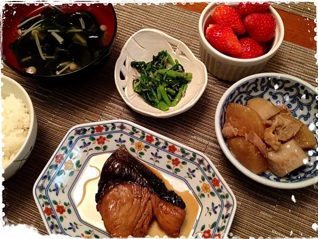 ぶり照焼き  里芋と大根の味噌煮  春菊とじゃこの胡麻和え  えのきワカメスープ  いちご|ikukoさん