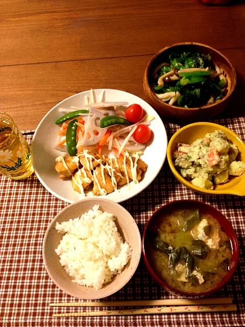 Snapdishの料理写真:照り焼きチキン、レンコンサラダ、アボカドとポテトサラダ、卵いり味噌汁、小松菜としめじおひたし|ぱしこさん