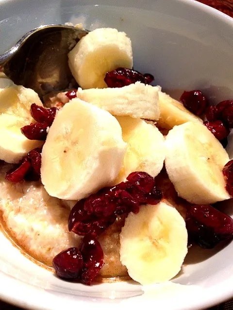 Oatmeal with bananas and dried cranberries|Ong Sor Fernさん