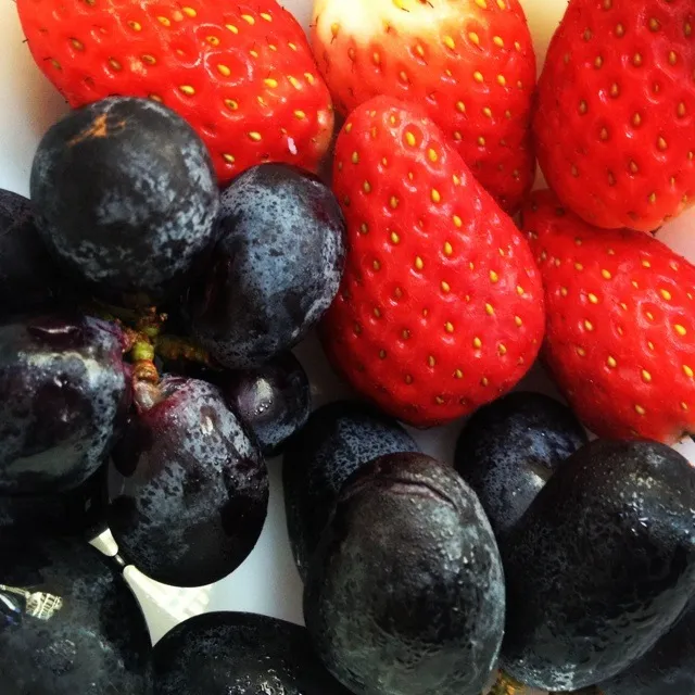 Grapes from India & yummy sweet strawberries! My harmless dessert (;|cherreさん