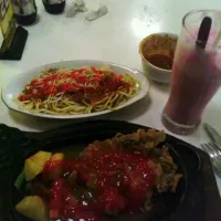 tenderloin, spagheti, strawberry milkshake|sesar triwibowoさん