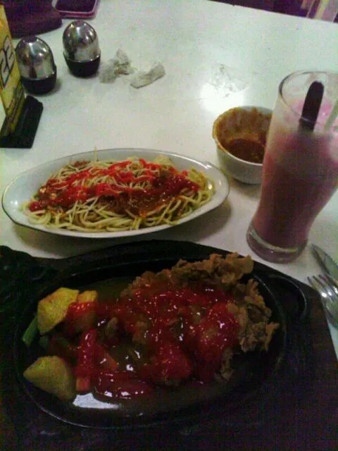 Snapdishの料理写真:tenderloin, spagheti, strawberry milkshake|sesar triwibowoさん