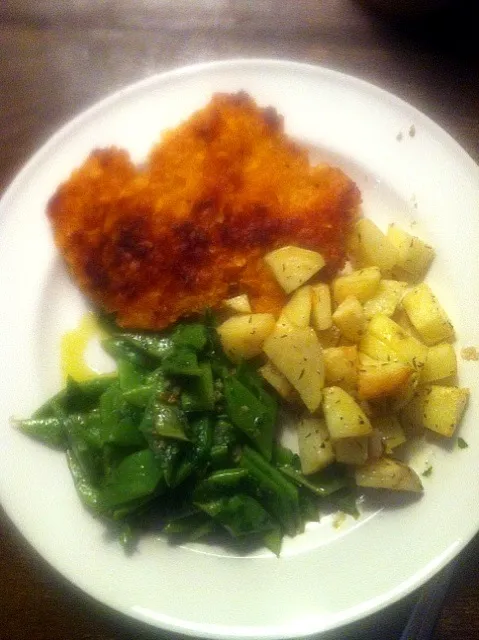 Schnitzel, snijboontjes en aardappeltjes uit de oven.|petitさん