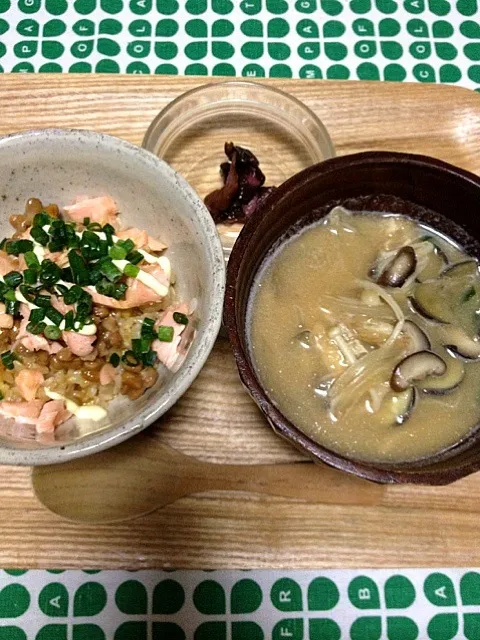 Snapdishの料理写真:鮭納豆ご飯&お味噌汁☆|くうさん