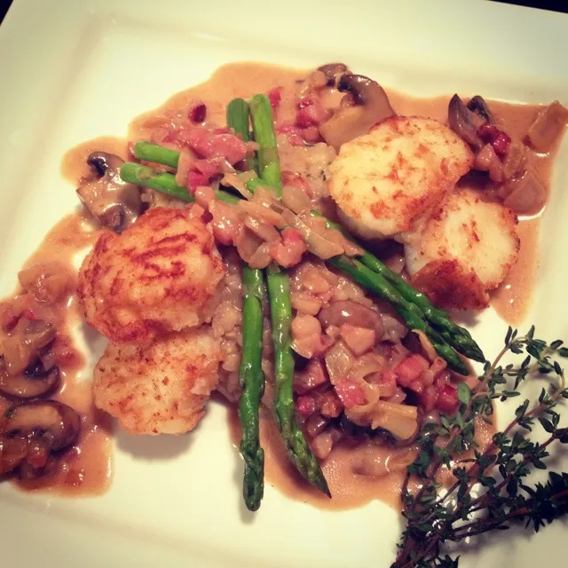 Sea scallops and Madeira wine mushroom risotto with a Madeira wine sauce with pancetta and baby Portobello mushrooms.|Brian Churchillさん