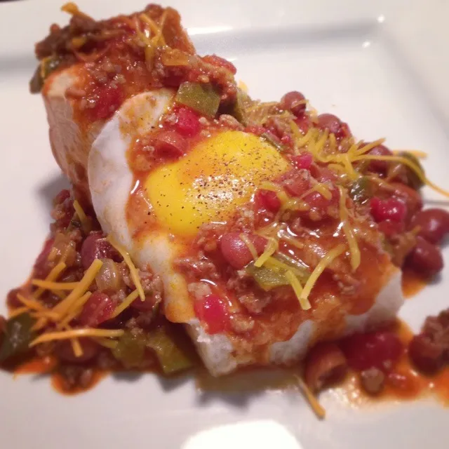 Snapdishの料理写真:Hawaiian Sweet Roll topped with homemade Beer chili, cheese and an egg.|Brian Churchillさん