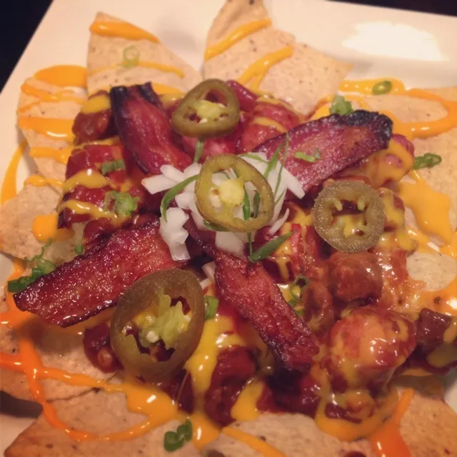 Chili cheese dog nachos with bacon.|Brian Churchillさん