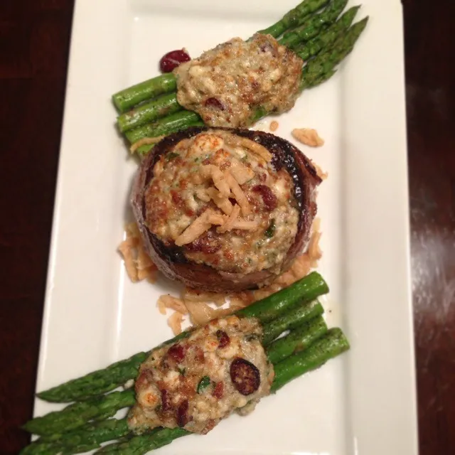 Filet mignon with asparagus and a Gorgonzola bacon cranberry butter.|Brian Churchillさん