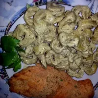 breaded chicken with cheese tortellini in pesto sauce|A. Timminsさん