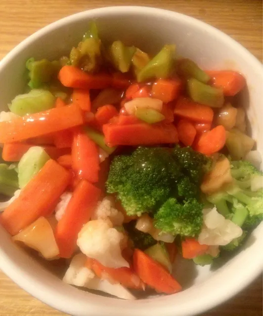 I got a lot of steamed veggies all into one bowl.|Alena Eydlishさん