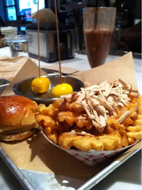 Snapdishの料理写真:Fries with cheese, gravy, and foie gras|beth hardingさん