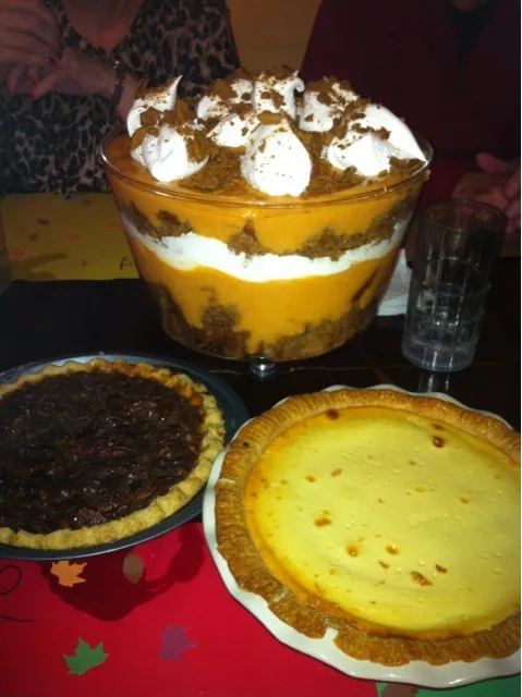 Snapdishの料理写真:Pumpkin trifle, cheesecake, and pecan pie|beth hardingさん