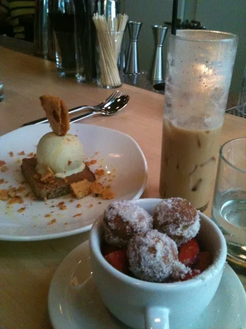 Almond honeycomb torte and panna cotta with doughnut holes|beth hardingさん