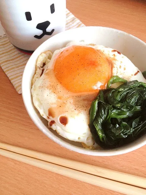 目玉焼き丼|しろさかさん