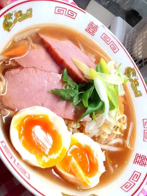 サッポロ一番味噌ラーメン。野菜やら、卵を入れて、うーんマンダム(((o(*ﾟ▽ﾟ*)o)))|ハルさん