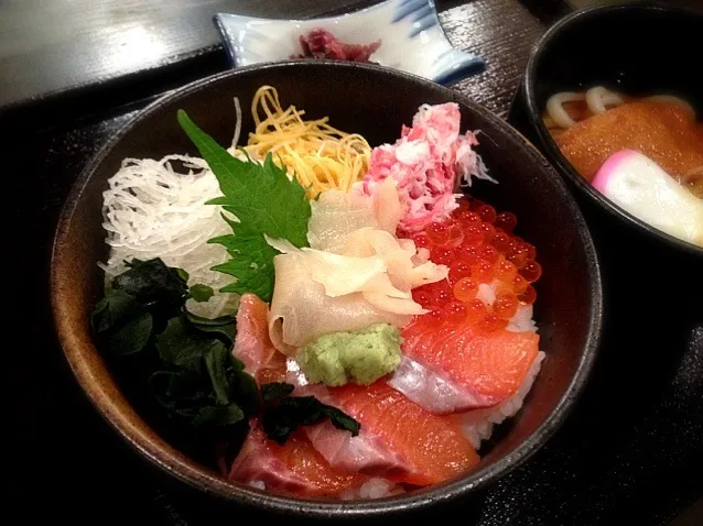 三色丼とうどんのランチ。|liccaさん