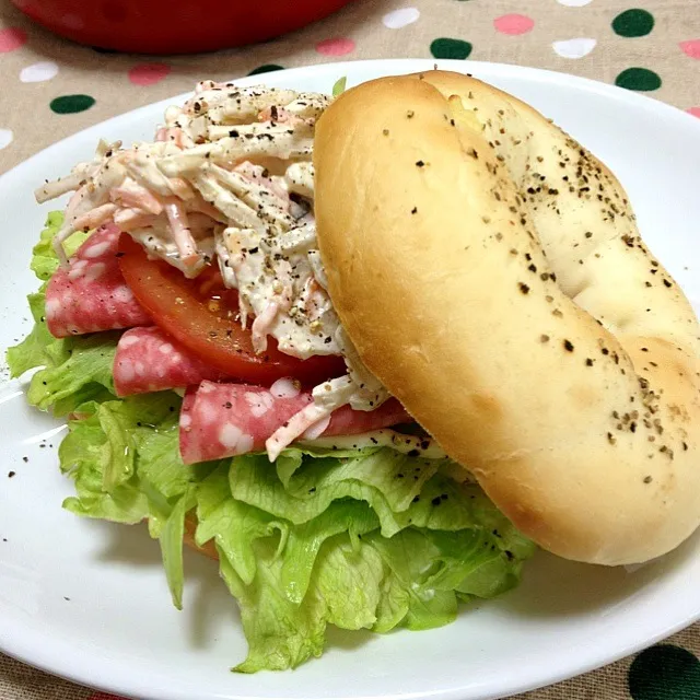 ビアソーセージと根菜サラダのベーグルサンド|きんたさん