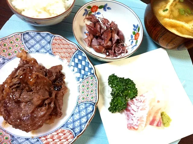 焼き肉、鯛の刺身、ホタルイカ、お味噌汁|kimiさん