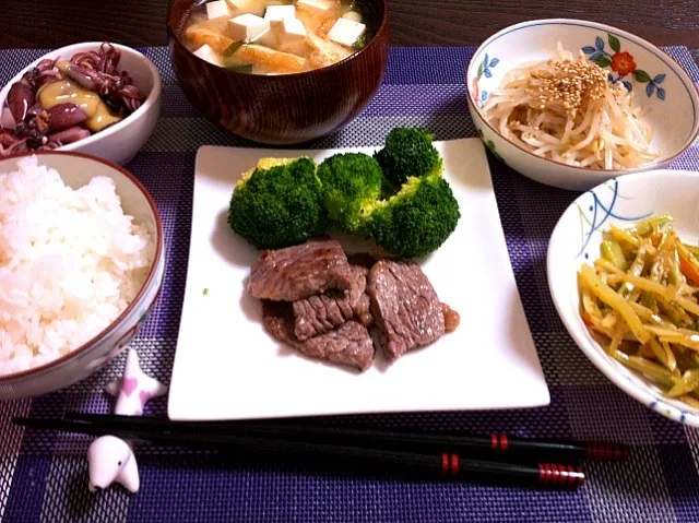 Snapdishの料理写真:焼き肉、ホタルイカ、ブロッコリーのきんぴら、もやしナムル風、お味噌汁|kimiさん