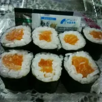 Snapdishの料理写真:salmon roll sushi :D|amelia daisyさん