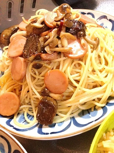 茄子のオイル漬けと茸と魚肉ソーセージのパスタ|たびもかさん