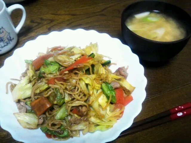 Snapdishの料理写真:焼きそば＆豆腐とねぎの味噌汁|えっちゃんさん