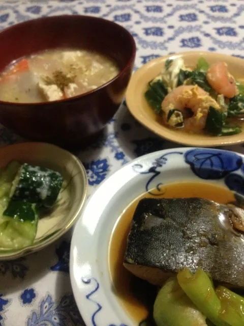 Snapdishの料理写真:魚生姜煮、胡瓜塩麹漬け、海老と九条葱玉子とじ、けんちん汁|ユムユムさん