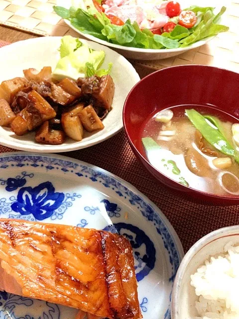 はらす鮭、レンコンと豚肉の煮物、さやえんどうとなめこのお味噌汁、ドレス菜とミディトマトのハムサラダ♡|ゆき☆さん