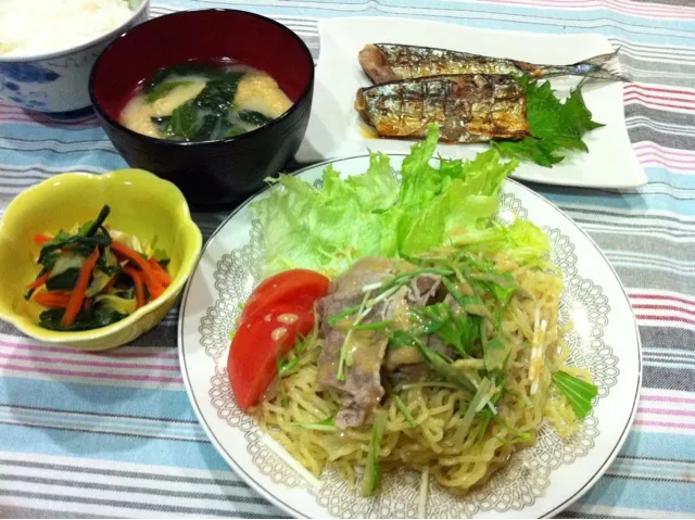 豚しゃぶラーメンサラダ・わさび漬けサンマ・ニラ人参キャベツの炒めなます・油揚げほうれん草味噌汁|まーままさん