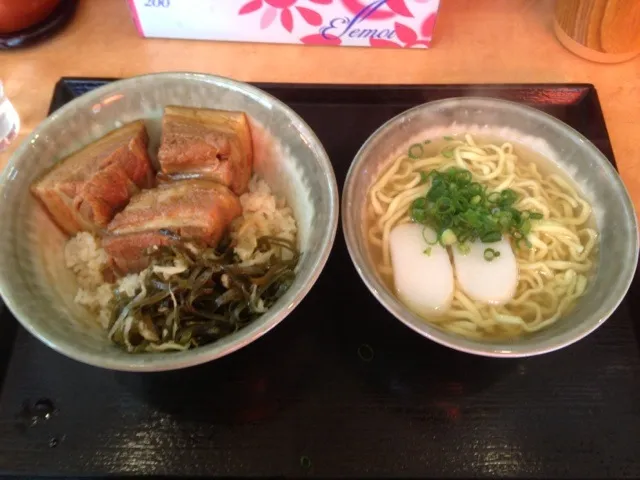 Snapdishの料理写真:やんばる ラフティー丼定食|ひろさん