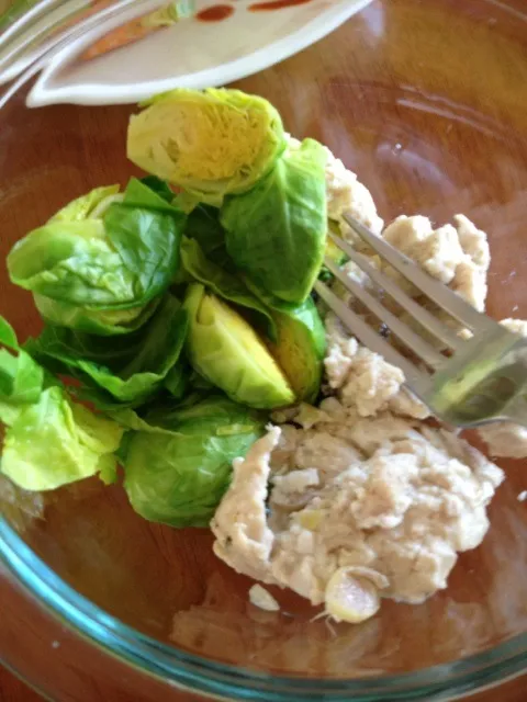 Chicken and Brussels sprouts :) I had a protein bar for breakfast!!|elaineさん