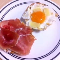 Simple; egg sunny side up, gruyere and prosciutto on bagel|Loren Fykesさん