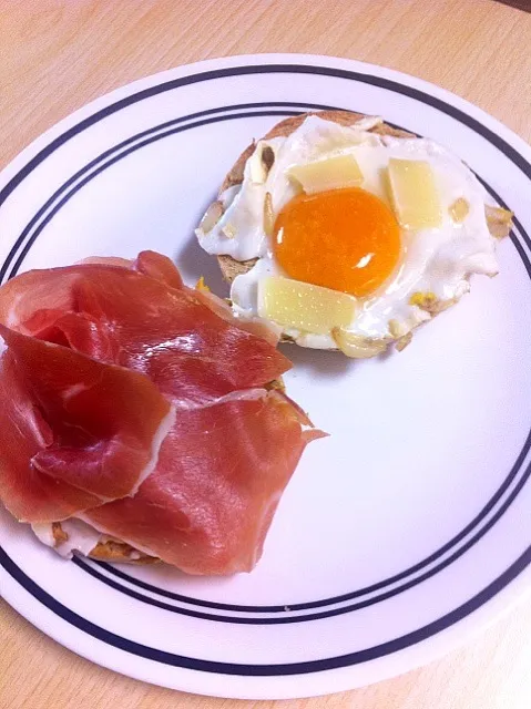 Simple; egg sunny side up, gruyere and prosciutto on bagel|Loren Fykesさん