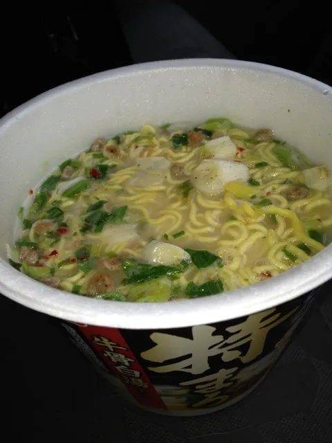 Snapdishの料理写真:スーパーカップ1.5倍 特まろ牛骨白湯ラーメン|中華蕎麦 銀時さん