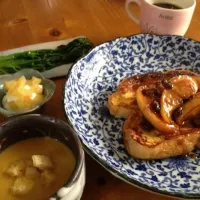 Snapdishの料理写真:今日のブランチ。キャラメルりんごのフレンチトースト|はっしーさん