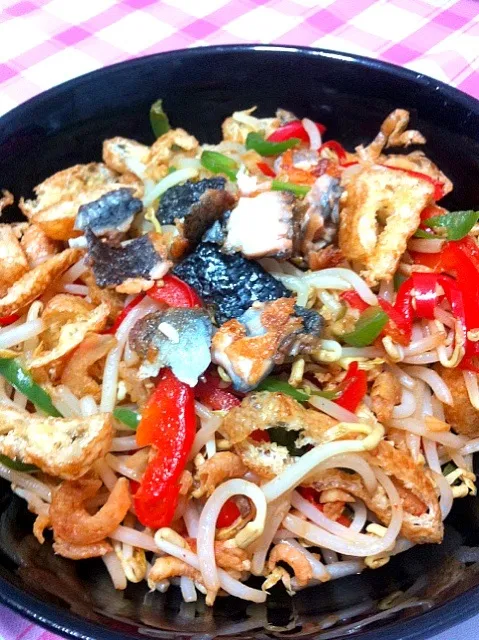 Beansprouts, Capsicums and dried Beancurd, topped with Salmon Skin|shirlynさん