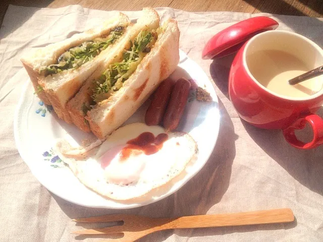 水菜と黒オリーブとプルーンとチーズのサンドイッチと目玉焼きとソーセージの粒マスタード添えとジンジャーチャイ|トキロックさん