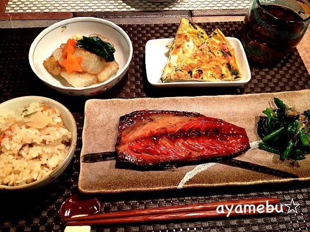 晩ごはん〜鯖みりん干し、ほうれん草のおひたし.揚げ出し大根、スペインオムレツ、五目炊き込みごはん☆|あやめぶさん