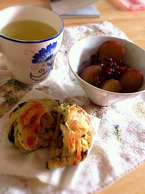 さつま芋と小豆の煮物withほうれん草のパン♪|ぷーさん